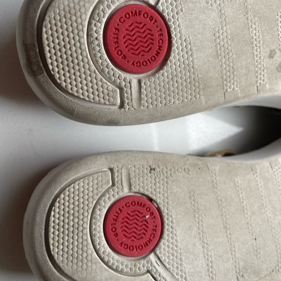 FitFlops Comfortable Walking Sandals
Elegant Gold and Brown Sandals - Picture 3 of 6